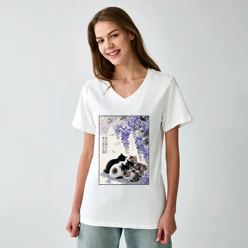 Kyoto-Lion Cats plotting under the wisteria V-Neck Classic T-Shirt