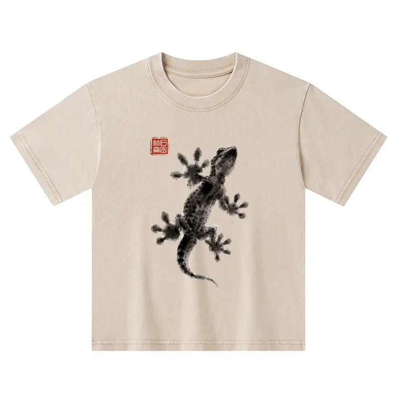 Kyoto-Lion Minimal Asian Ink Brush Gecko Vibe Kids Washed T-Shirt