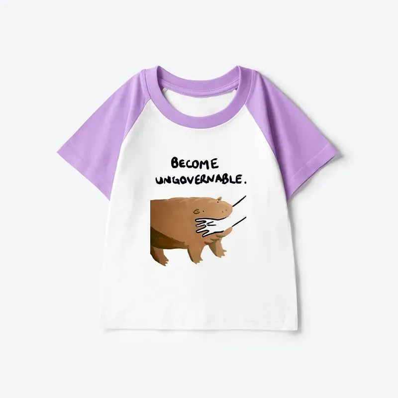 Kyoto-Lion Moo Deng Bites Someone's Arm Kids Raglan T-shirt