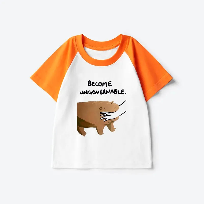 Kyoto-Lion Moo Deng Bites Someone's Arm Kids Raglan T-shirt
