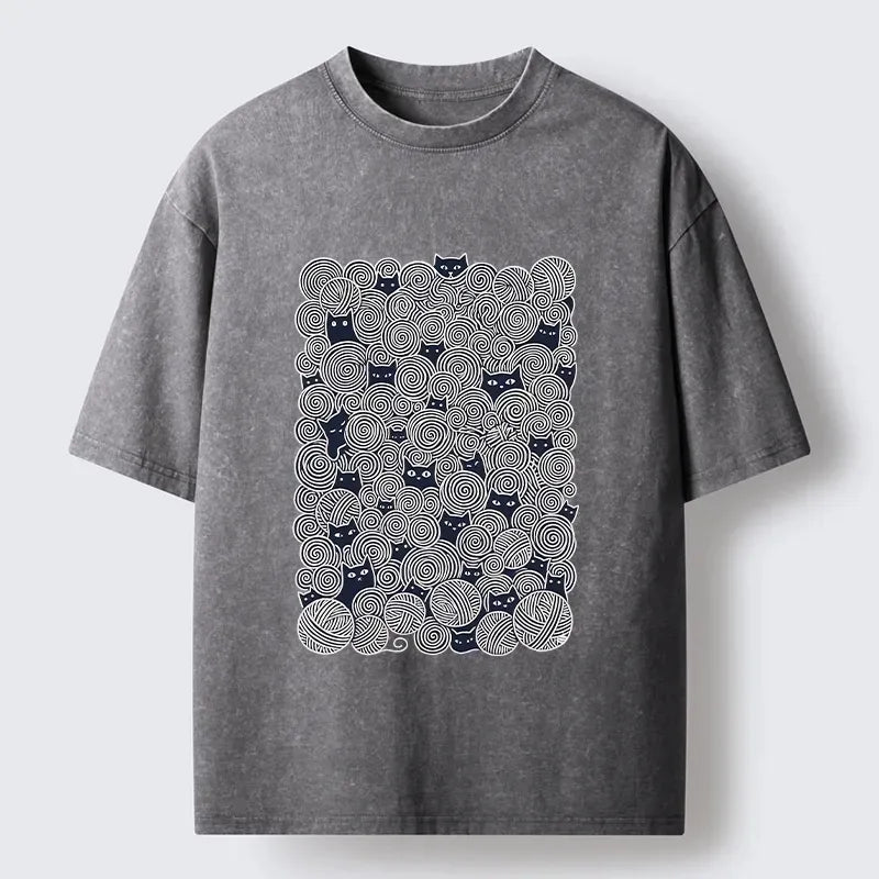 Kyoto-Lion Tiny Black Cats Hide In Yarn Balls Washed T-Shirt