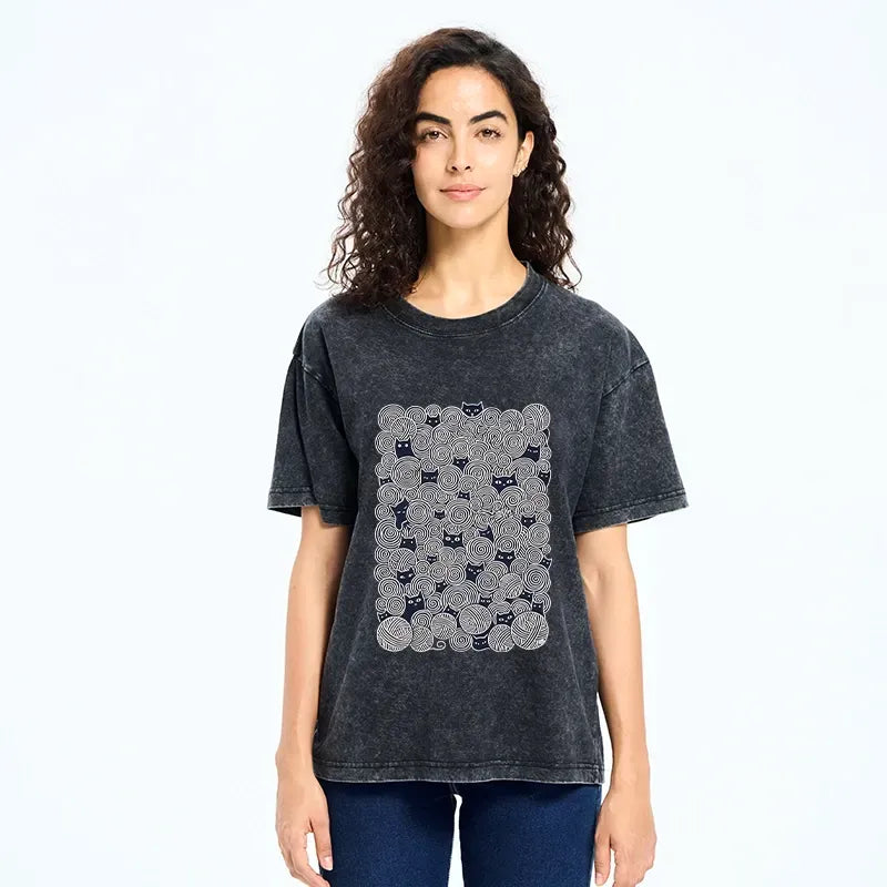 Kyoto-Lion Tiny Black Cats Hide In Yarn Balls Washed T-Shirt