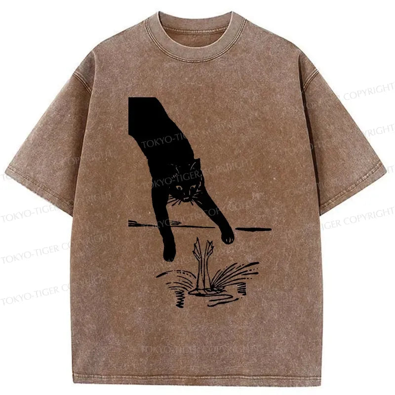 Kyoto-Lion Funny Cat Catching Frog Washed T-Shirt