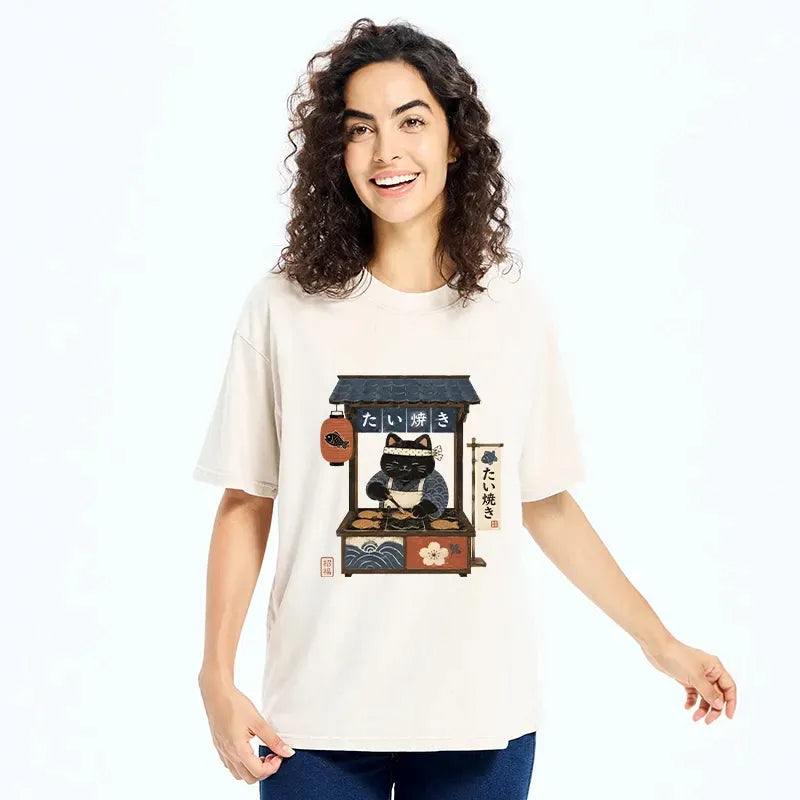 Kyoto-Lion Warm Street Stall Cat Makes Fish Shaped Snacks Washed T-Shirt
